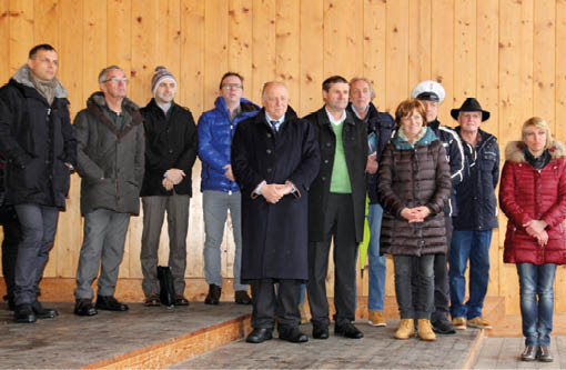 Ricevimento del bottiglione gigante a Dobbiaco da parte dell'amministrazione comunale con sindaco Guido Bocher, direttore della scuola media &#08232;Stephan Oberrauch, presidente dell'associazione turistica Dobbiaco Andreas Trenker, consiglio del 58 esimo club Frecce Tricolori con presidente&#08232; Rudi Krautgasser e presidente provinciale dell'Assistenza Tumori Alto Adige Ida Schacher&#08233;