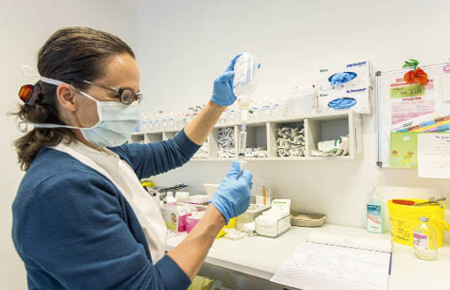 Anna Maria Reifer sta preparando una soluzione per il lavaggio di un catetere picc