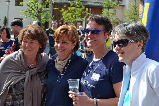 Direkt nach dem Zieleinlauf begr&#00252;&#00223;en mich die Vorsitzenden Martha Feichter, Ida Schacher und Renate Daporta&#08233;