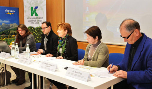 V. li. n. re.: Dr. Susanne Baier, Ulrich Seitz, Ida Schacher, &#08233;Dr. Brigitte Innitzer von Lutterotti, Dr. Adolf Engl (Foto Dolomiten)