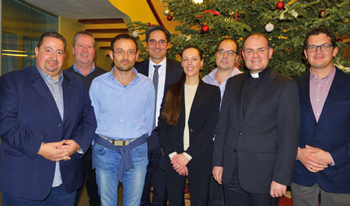 Der Vorstand von &#08222;S&#00252;dtirol hilft&#08220; mit Landeshauptmann, Bischof und Cellina von Mannstein/ Brauerei Forst 