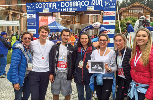 v.l. Isolde Mayr Faccin, debra; Matthias Feichter und Raphael Egarter, Leo Club Dolomiten; Erika Laner, mamazone; Greta und Elisa Pircher, Stefanie Wisthaler, Leo Club Dolomiten