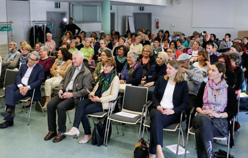 Viele Menschen sind gekommen, um die Bewegungstherapie zu feiern.