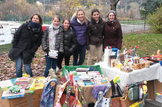 Die Burmagruppe auf dem Flohmarkt auf den Talferwiesen in Bozen