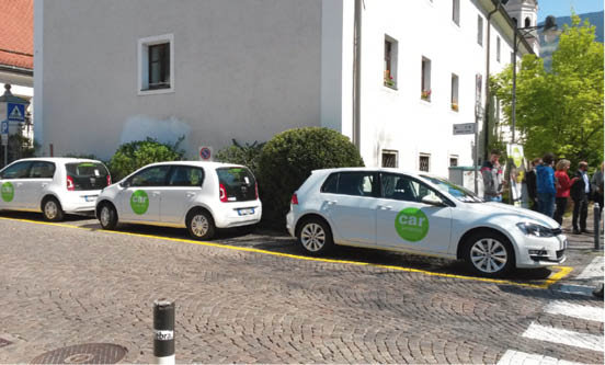 Carsharing auch in Brixen: in der Romstra&#00223;e stehen den Kunden ein VW Golf und zwei VW UP! zu Verf&#00252;gung. - Foto: carsharing S&#00252;dtirol/AltoAdige