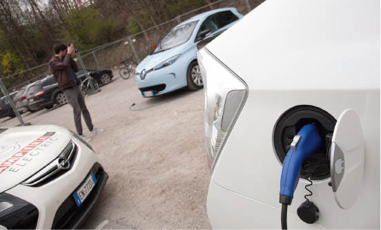 Elektromobilit&#00228;t in S&#00252;dtirol: den Auftakt der &#08222;Roadshow Elektromobilit&#00228;t&#08221; im April bildete der Stopp bei der Tipworld in Bruneck. - Foto: Messe Bozen, Tipworld