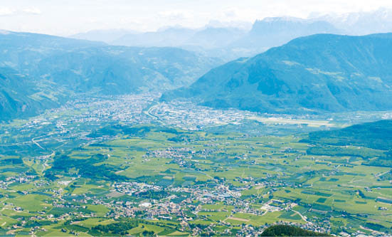 &#08233;Dichte Verbauung in der Talsohle