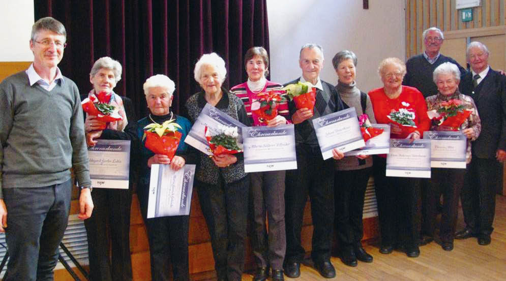 V.l. Stefan Fr&#00246;tscher, Hildegard Gorfer Lobis, Maria Gunsch Golanda, Maria Anna Haller Erb, Alberta Solderer Piffrader, Johann Unterthiner, Sieglinde Steiner, Emma Niedermair Unterthurner, Siegfried Gufler, Thersia Alber, Altdekan Albert Sch&#00246;nthaler